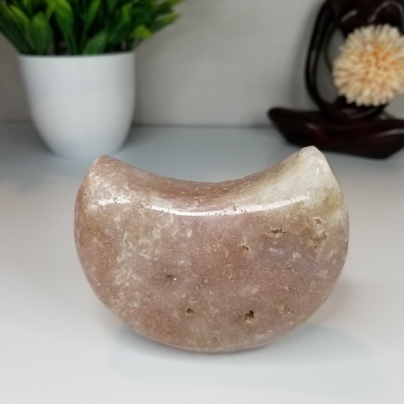 🌙 Pink Amethyst Moon Carving – Divine Feminine Energy & Emotional Harmony - Picture 7 of 8